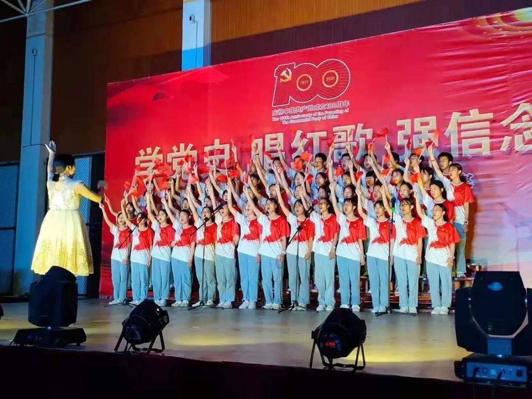 前两年在中国读书，后两年在国外读书，现在填写信息选择中国还是境外?证书由境外发放